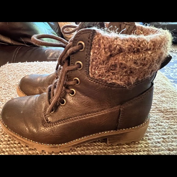 Girls boots like new - Picture 3 of 3